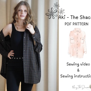 Może przedstawiać: Wzór szycia PDF na kurtkę-koszulę o nazwie "Aki - The Shacket". Wzór zawiera instrukcje szycia i samouczek wideo. Na zdjęciu widać kobietę w brązowo-czarnej kratkowanej kurtce-koszuli noszonej na czarnym topie i czarnych legginsach.