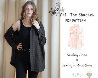 Pode incluir: Um padrão de costura PDF para uma jaqueta-camisa chamada "Aki - The Shacket". O padrão inclui instruções de costura e um tutorial em vídeo. A imagem mostra uma mulher usando uma jaqueta-camisa xadrez marrom e preta sobre uma camiseta preta e leggings pretos.