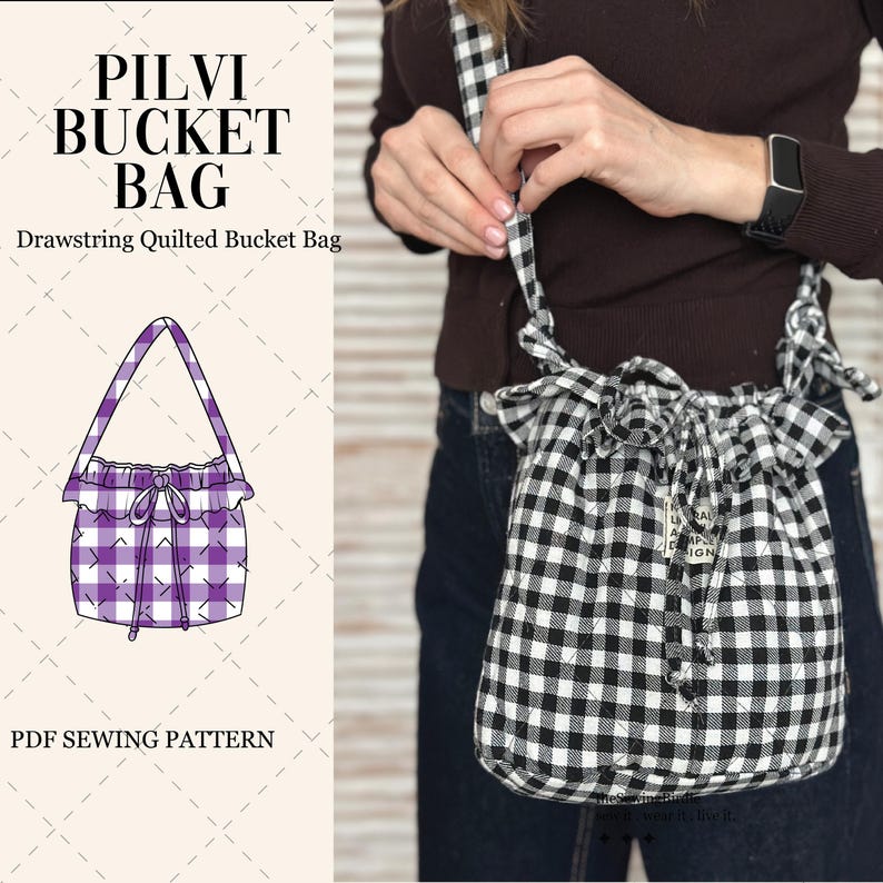 K&ouml;nnte beinhalten: Schwarze und wei&szlig;e Vichy-Beuteltasche mit Kordelzug und passendem Riemen. Die Tasche ist gesteppt und hat einen Kordelzugverschluss. Der Text "PILVI BUCKET BAG" und "Drawstring Quilted Bucket Bag" sind sichtbar.