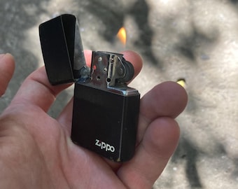 Bonito encendedor de gasolina japonés vintage Zippo negro