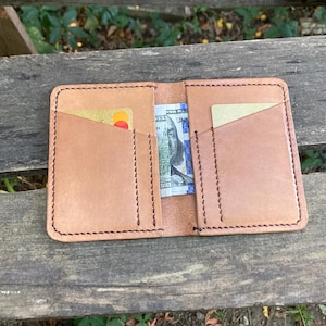 Cartera minimalista de piel curtida vegetal hecha a mano