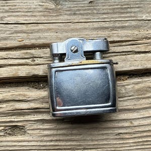Penguin Automatic Mini Vintage Petrol Lighter Working condition 35*30 mm
