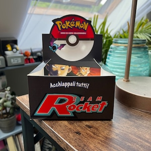 Pokemon-ruilkaart Italiaanse Team Rocket-boosterdoos (vervangende proxydoos)