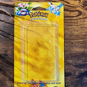 Ensemble de base de proxies de cartes à collectionner Pokemon sous blister et kit de pièces en plastique.