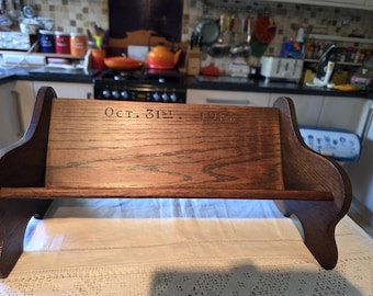 Fabuloso estante para libros histórico, independiente, con paneles laterales grabados con la fecha del 31 de octubre de 1914 y una exquisita talla de cardo. Tiene una hermosa historia.