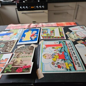 Een vertederende vintage collectie van eerste tot en met vijfde verjaardagskaarten, ongeveer 70 jaar oud, in uitstekende staat