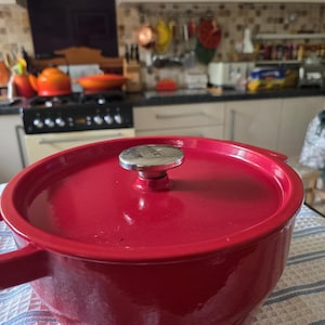 Cazuela grande de hierro fundido Pyrex roja, cocotte, olla holandesa, acabado enal rojo, interior crema, tamaño familiar, para usar en la mesa, rara e inusual.