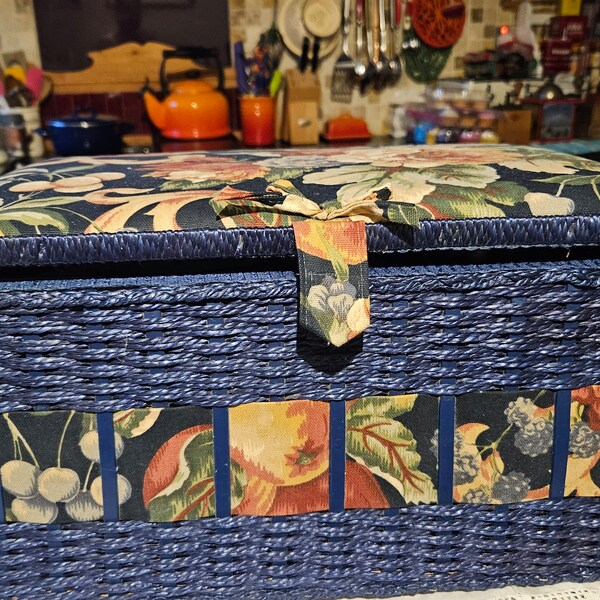 Large vintage sewing basket navy floral with selection of accessories include threads great condition retro very useful gift crafter