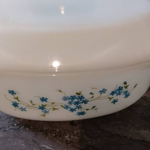 Tres hermosas cazuelas Arcopal France. Color vaso de leche. Tamaños mixtos Decorado con bonitas flores de nomeolvides en ambos lados.