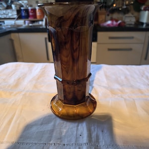 Può includere: Un set di tre tazze in ceramica con finitura opaca e macchiettata. Le tazze sono nei toni del crema, grigio chiaro e grigio scuro. Ogni tazza ha un design semplice e minimalista.