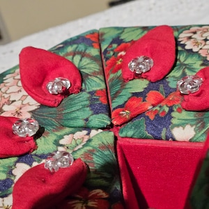 Vintage naaimand, seizoensgebonden, prachtig gemaakt, opgedeeld in 6, elk deksel springt terug zodra het is gebruikt als geschenk voor een naaister in zeshoekige vorm