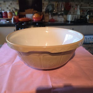 Large vintage TG Green mixing bowl stoneware highly collectible and very functional diamond shape pattern on surronding area great condition