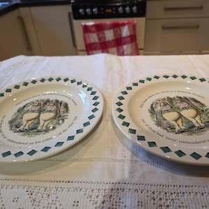 Set med 2 Alice i Underlandet tallrikar Mad Hatter Tea Party Poole Pottery utmärkt skick kvalitet Dee Na Dun sir John Tenniels original