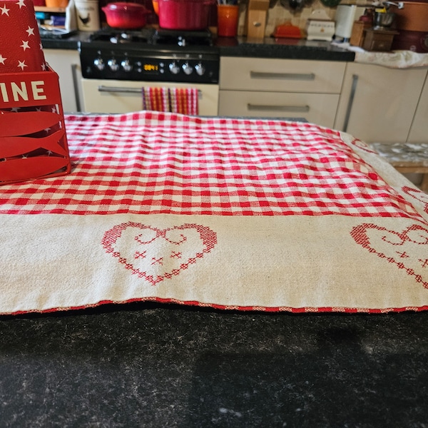 French chic small table cloth and napkins holder in red and cream linen. The holder is red metal with fish decor. Cafe experience garden