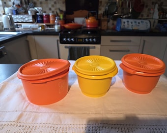 Set vintage di contenitori Tupperware arancioni e gialli a raggiera, impilabili, in buone condizioni, usati, scintillanti