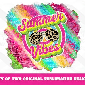 Puede incluir: Un diseño de sublimación colorido con el texto "Summer Vibes" en una fuente retro. El diseño presenta un par de gafas de sol con un estampado de leopardo y un fondo de arcoíris.