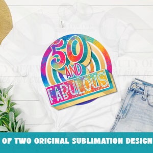 Puede incluir: Una camiseta blanca con un dise&ntilde;o gr&aacute;fico colorido que dice "50 and Fabulous". El gr&aacute;fico presenta un c&iacute;rculo de colores arco&iacute;ris con un contorno dorado y un rect&aacute;ngulo dorado m&aacute;s peque&ntilde;o con el texto "50 and Fabulous" en una fuente colorida.