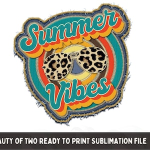 Può includere: Un design di sublimazione con il testo "Summer Vibes" in un font retrò con un paio di occhiali da sole con stampa leopardata. Il design è circondato da un cerchio colorato con una texture simile al denim.