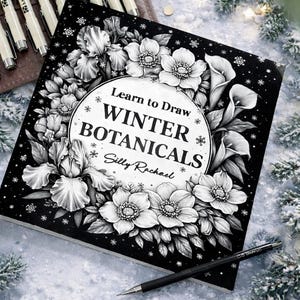 Puede incluir: Un libro para colorear en blanco y negro titulado "Learn to Draw Winter Botanicals" de Silly Rachael, con ilustraciones florales. También se ven un lápiz y un juego de bolígrafos, junto con un fondo con temática invernal.