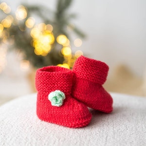 Gebreide baby laarsjes / gebreide baby meisje sokken / baby gebreide cadeau / baby douche cadeau / gebreide baby meisje laarsjes met bloem / handgemaakte laarsjes voor baby