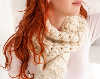Crochet chunky snood, neck warmer. White, stylish winter accessory. Warm winter snood.