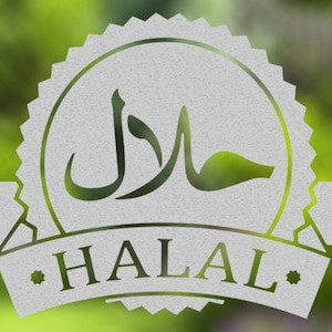 Puede incluir: Una pegatina circular blanca y gris con la palabra "HALAL" en texto negro y un símbolo árabe en verde. La pegatina tiene un borde decorativo y una cinta.