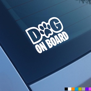 Puede incluir: Pegatina de coche de vinilo blanco con una huella de pata y las palabras "Dog on Board".