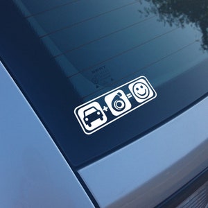 Könnte beinhalten: Weißer Vinyl-Aufkleber auf einem blauen Auto mit einem Auto, einem Pluszeichen, einem Turbolader, einem Gleichheitszeichen und einem Smiley. Der Text lautet "Auto + Turbo = :)"