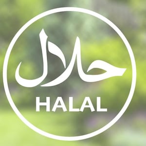 Könnte beinhalten: Ein weißer Kreis mit dem arabischen Wort für "Halal" in einer stilisierten Schrift und dem Wort "HALAL" in Großbuchstaben darunter.