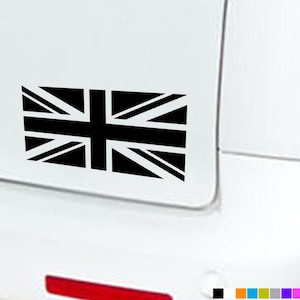 Puede incluir: Adhesivo negro con la bandera de la Union Jack, de forma rectangular, aplicado sobre una superficie blanca. El diseño de la bandera presenta una cruz negra y líneas diagonales, que representan el Reino Unido.