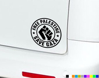Może przedstawiać: Czarno-biała naklejka z tekstem "Free Palestine Save Gaza" i symbolem uniesionej pięści w środku.