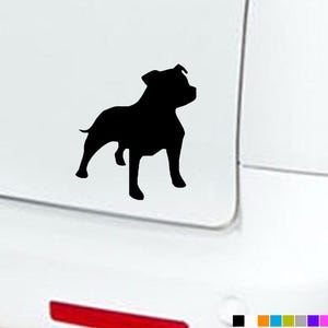 Puede incluir: Silueta negra de un Staffordshire Bull Terrier en un parachoques de coche blanco.