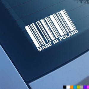 Peut inclure: Autocollant blanc avec un code-barres et le texte "MADE IN POLAND" sur une vitre de voiture bleue.