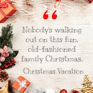 Może przedstawiać: Białe drewniane tło z cytatem świątecznym: "Nobody's walking out on this fun, old-fashioned family Christmas." Cytat jest otoczony świątecznymi ozdobami, w tym ozdobami choinkowymi, szyszkami i zapakowanymi prezentami.