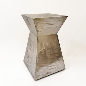 Pedestal metálico moderno, mesita auxiliar industrial, columna expositora artística, taburete decorativo minimalista, base para esculturas