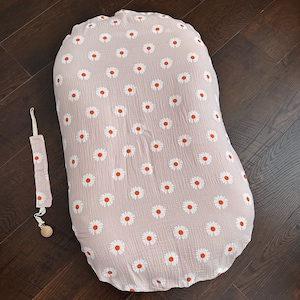 Snuggle me オーガニック枕と互換性のある花柄モスリンカバー