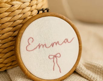 Aro bordado personalizado / Arte de pared con el nombre del bebé / Decoración personalizada para la habitación del bebé / Regalo de nacimiento / Letrero de recuerdo para recién nacido