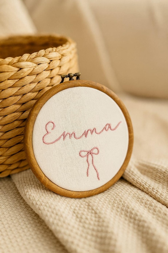 パーソナライズされたベビーネームサイン | 刺繍入りネームフープ 