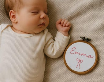 Letrero personalizado con el nombre del bebé / Aro bordado con nombre para decoración de la habitación del bebé / Arte de pared personalizado para recién nacidos / Regalo para baby shower o nacimiento