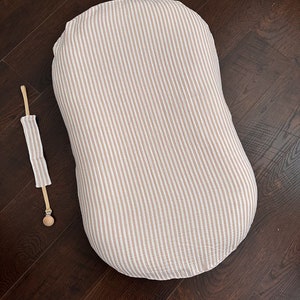 Snuggle me オーガニック枕と互換性のあるストライプ柄モスリンカバー