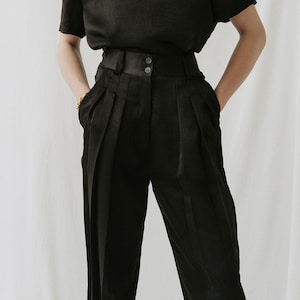 Schwarze Bundfaltenhose mit Taschen - Hohe Taille Hose mit Manschettenböden