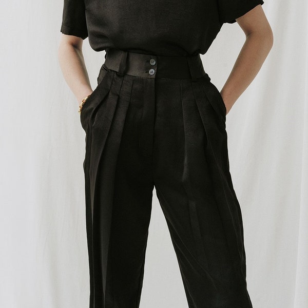 Schwarze Bundfaltenhose mit Taschen - Hohe Taille Hose mit Manschettenböden