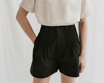 black linen shorts outfit