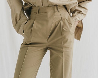 Beige Hose mit geradem Bein und geräumigen Taschen - High Waist Hose in Beige