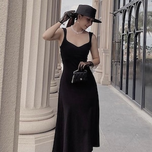 elegant black dress with sweetheart neckline Story