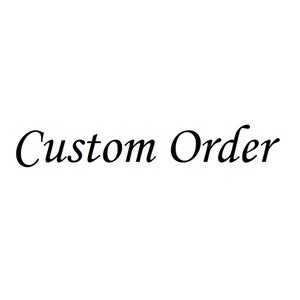 Puede incluir: Texto "Custom Order" en fuente cursiva negra.