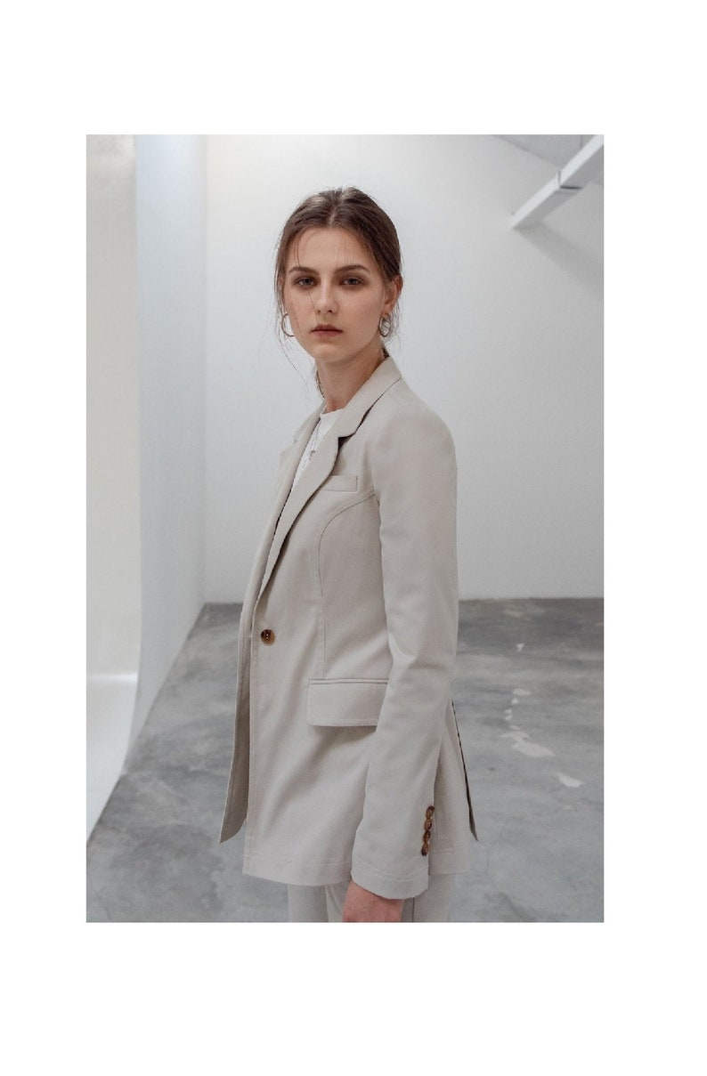 Linen Blazer with Imitation Flap Pockets and Buttons Women Linen Blazer with Notched Lapel and Long Sleeves