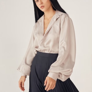 Oversize Seidenhemd mit Knöpfen und Bischofsärmeln | Damen Seidenblusen, Bluse, Seidenhemd-Outfit