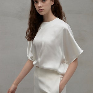 FRAUEN Seiden-TOP in der Farbe Weiß, Rundhalsbluse Frauen, Seidenhemd Frauen, weiße Seidenbluse mit halben Ärmeln, lässige Bluse