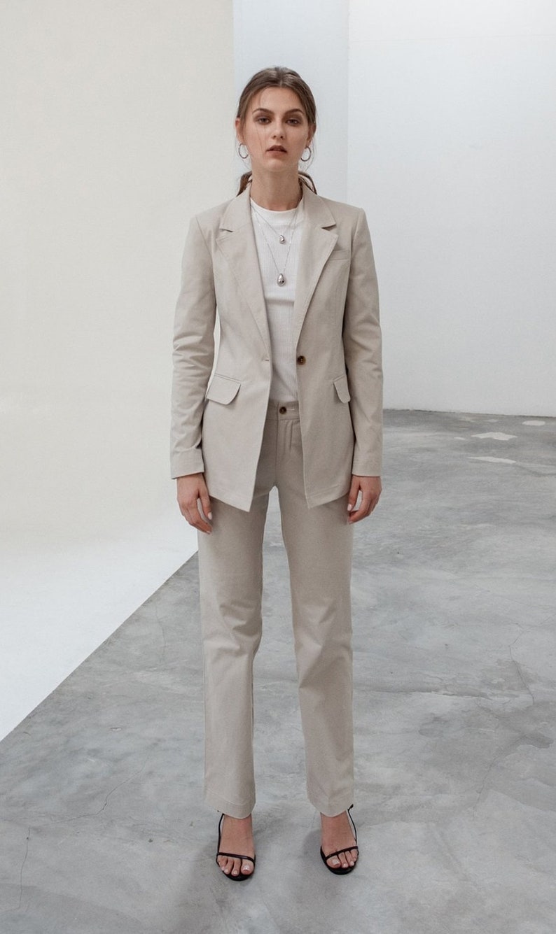 Linen Blazer with Imitation Flap Pockets and Buttons Women Linen Blazer with Notched Lapel and Long Sleeves
